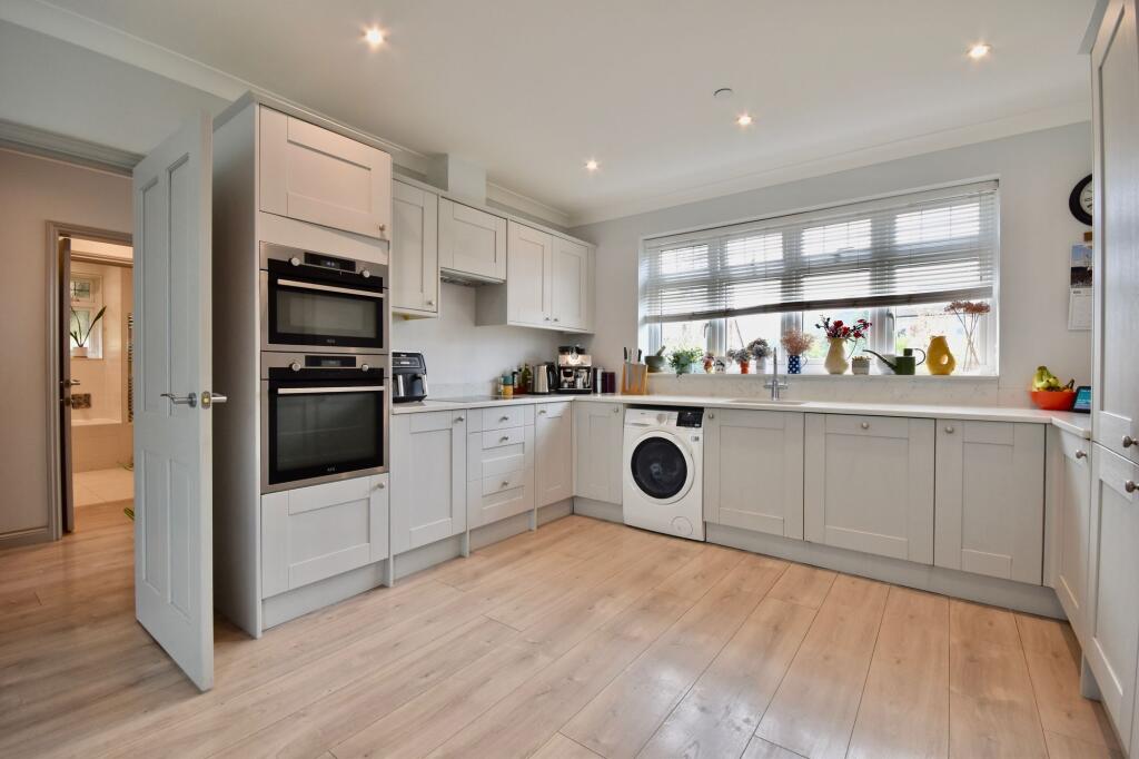 Harriotts Drive, Ashtead, KT21 photo 3
