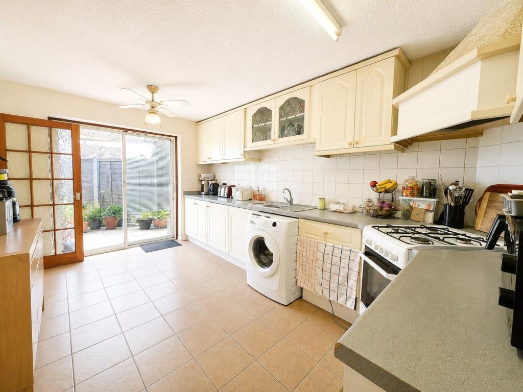 Maine Crescent, Rayleigh, Essex, SS6 photo 2