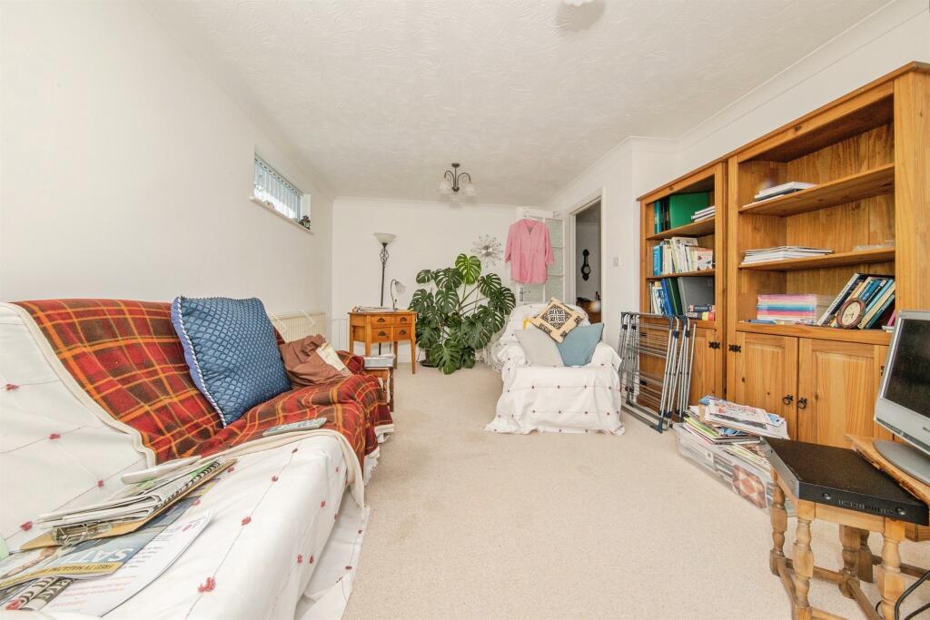 Partridge Close, Great Oakley, Harwich photo 4