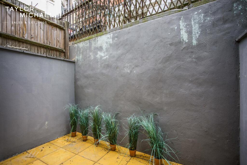 4 bedroom terraced house for rent