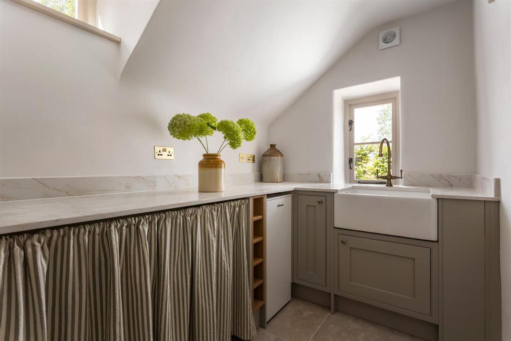 House in Gloucester - View 5