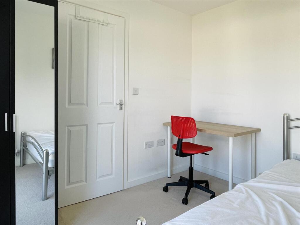 6 bedroom town house for rent