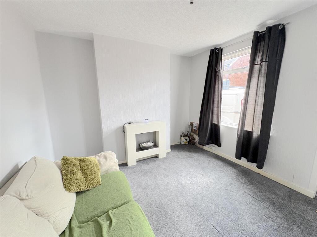 Mansfield Road, Sutton-In-Ashfield photo 2