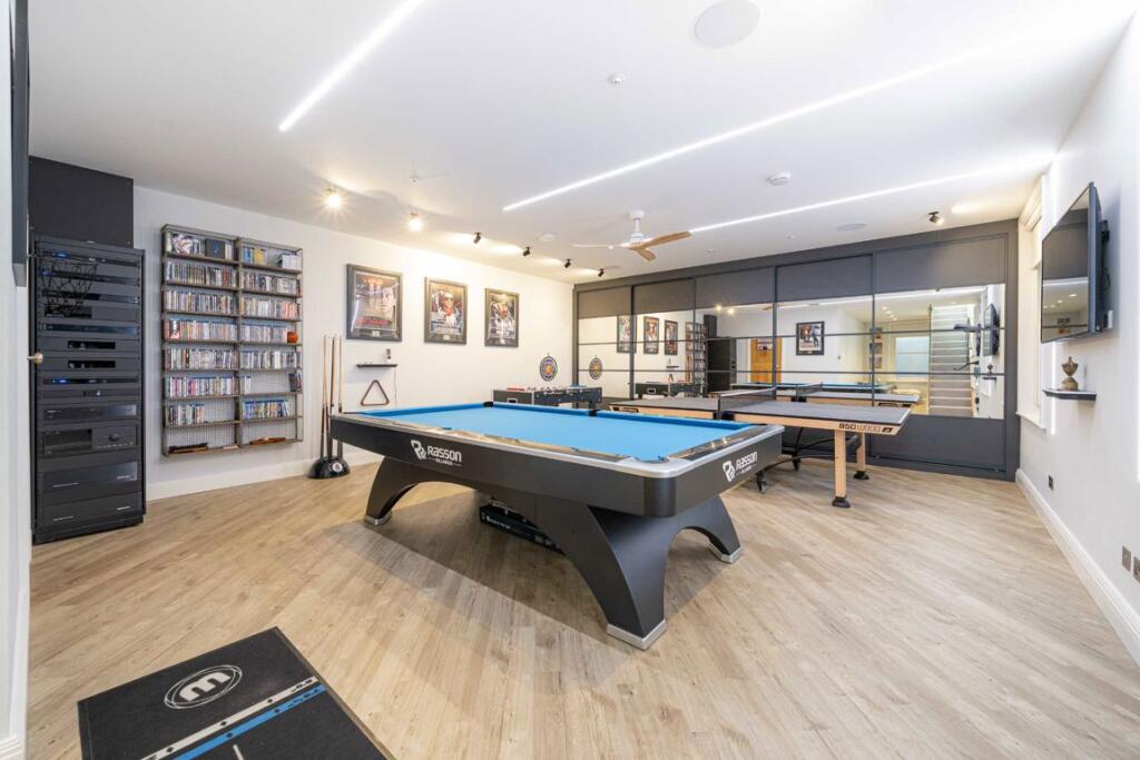 House in London, Hampton - View 5