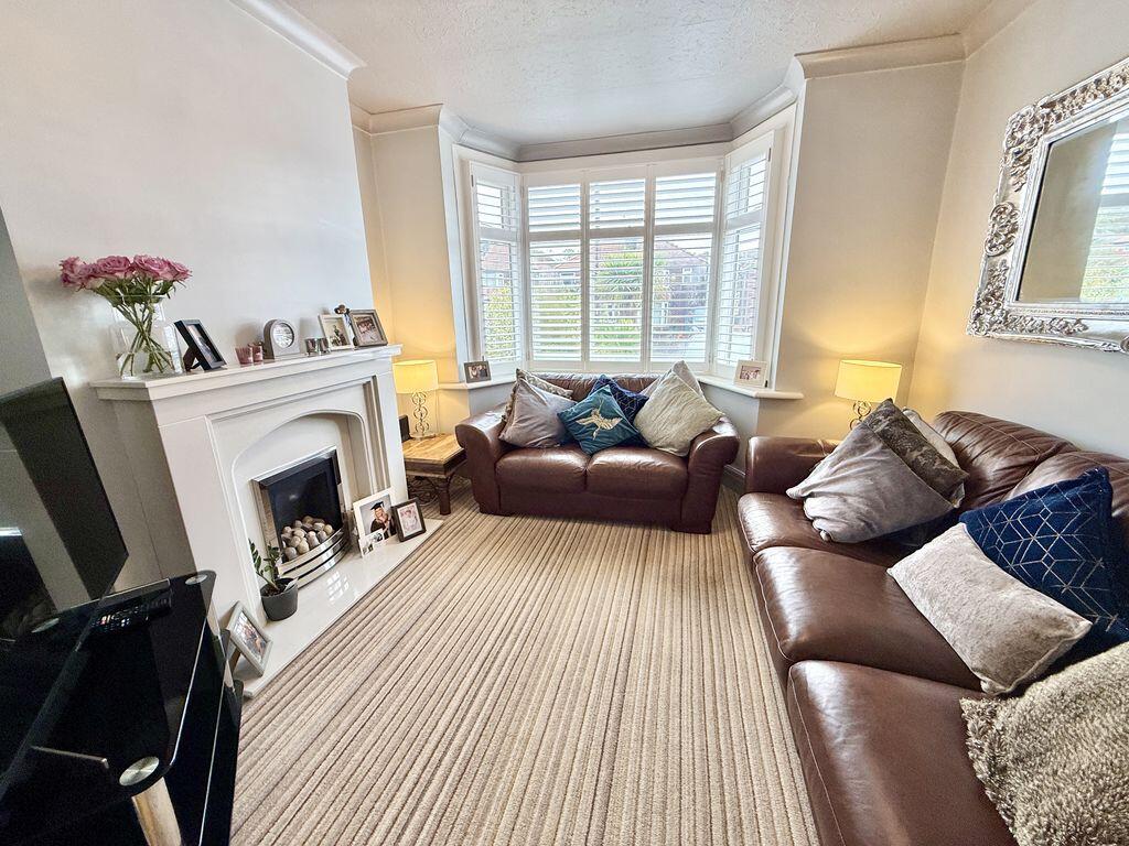 Frogmore Avenue, Gee Cross, Hyde photo 4