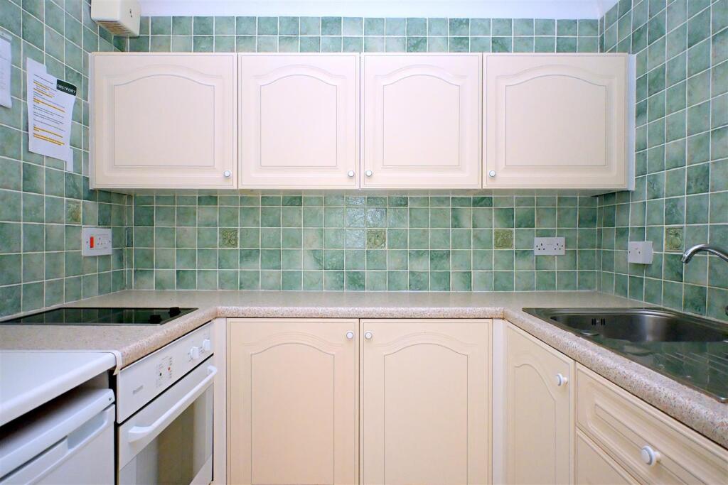 Apartment in Eastbourne, East Sussex - View 5