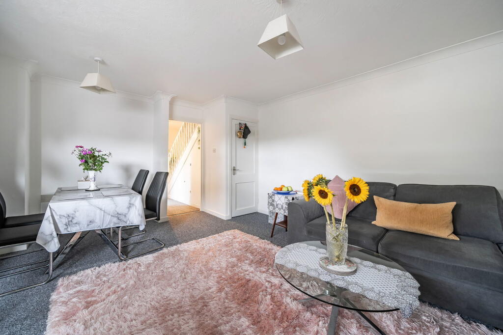 Frescade Crescent, Basingstoke, RG21 3NE photo 3