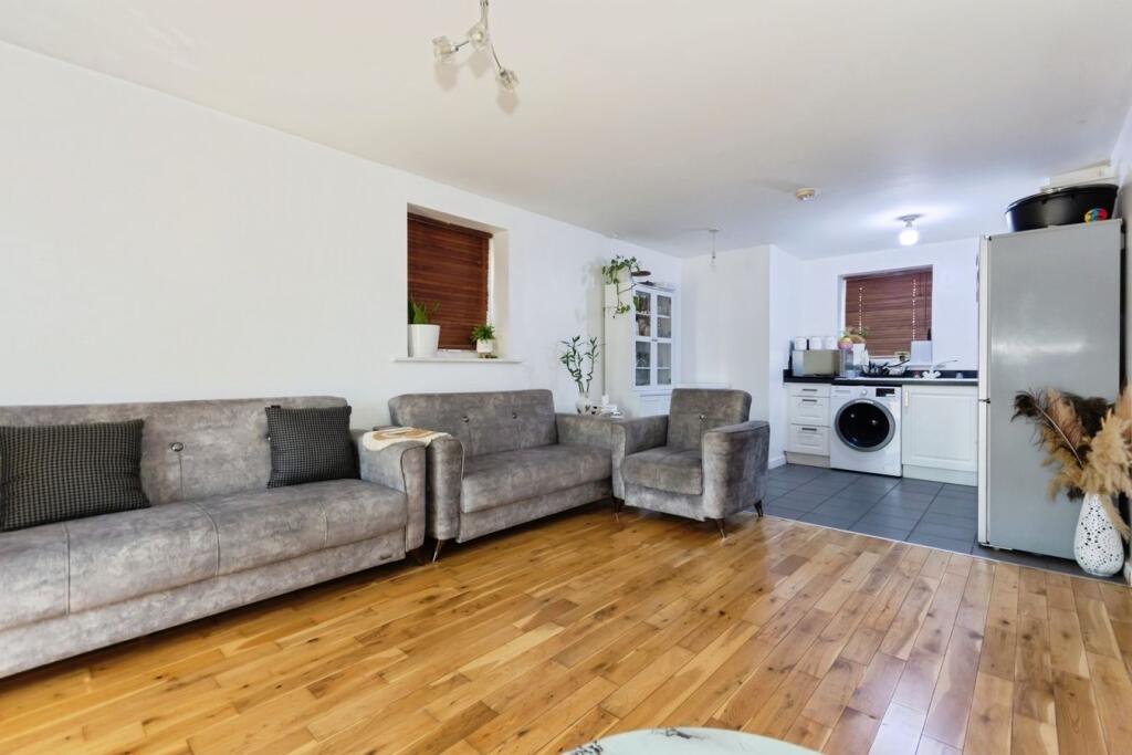 Apartment in Sandwell, West Midlands - View 2