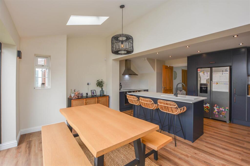 House in Basildon, Queens Park, Billericay - More