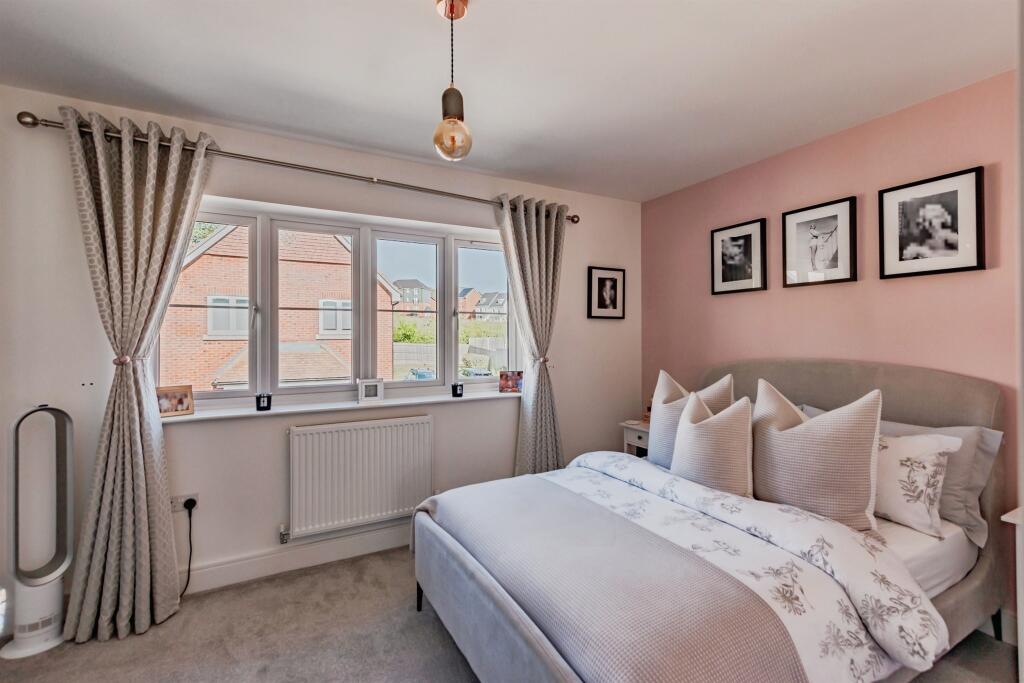 House in Haywards Heath, Ansty and Staplefield - More