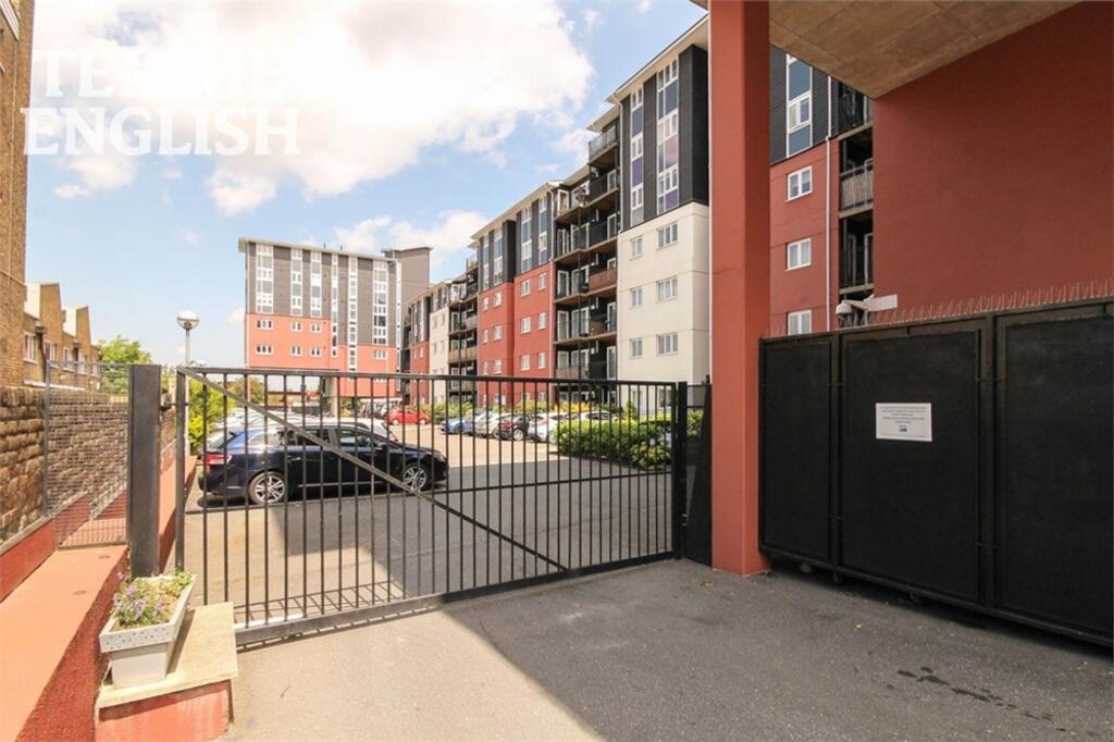 3-bed flat on Lower Southend Road, Wickford, SS11, £214,995