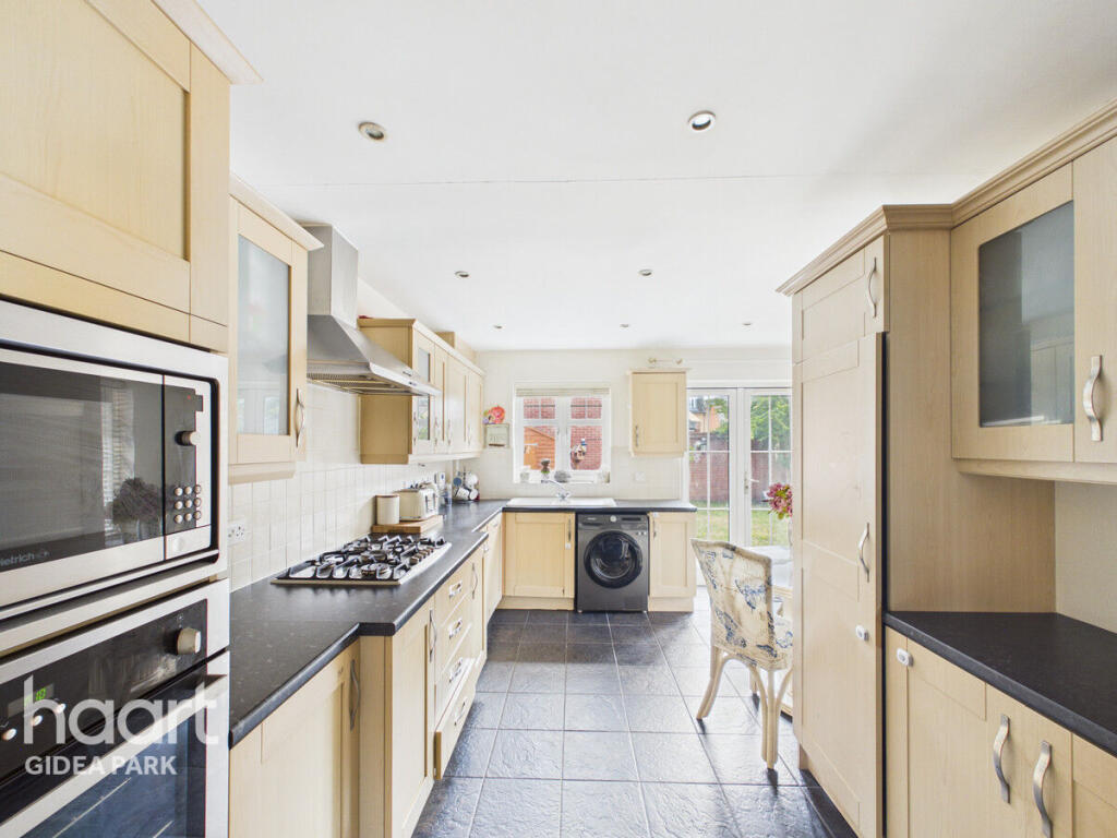 Oxford Close, Academy Fields Estate, Gidea Park photo 4