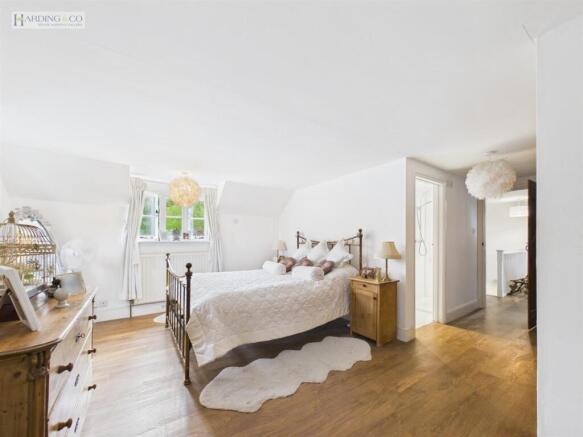 bedroom 1 (4).jpg