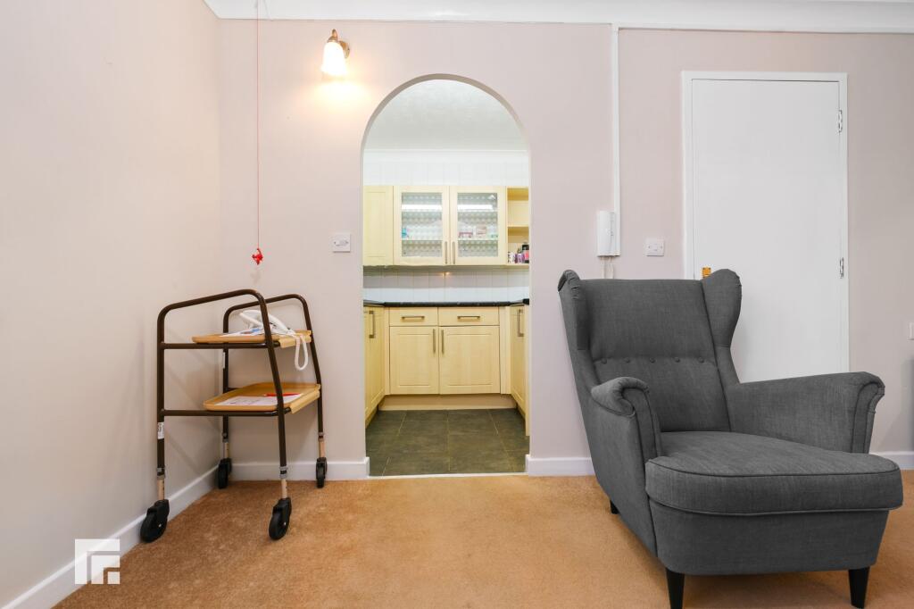 Apartment in Cardiff, Llanishen - View 5