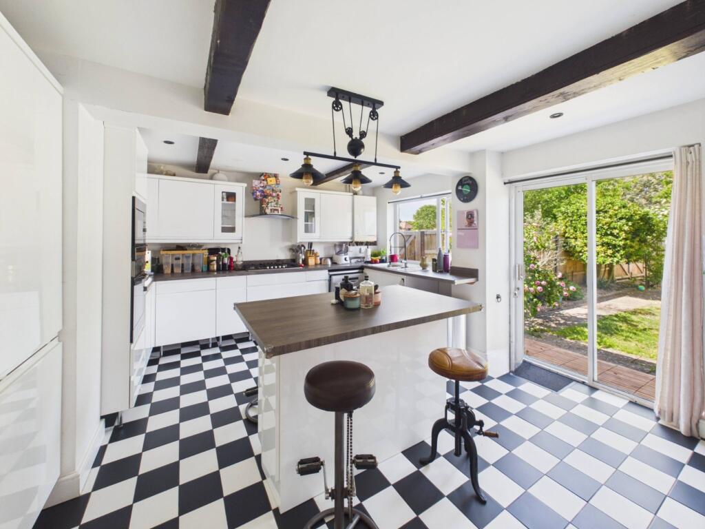 House in Eton Wick, New Town, Windsor and Maidenhead - View 2
