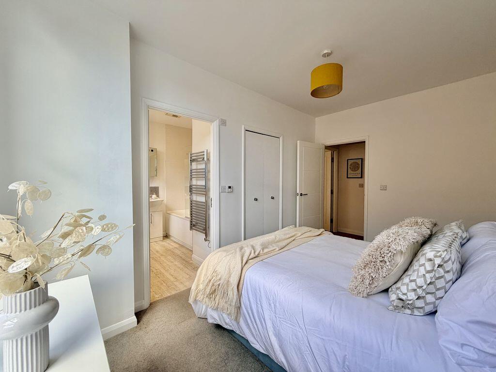 Town Centre Double Aspect Apartment  - NO Chain photo 4