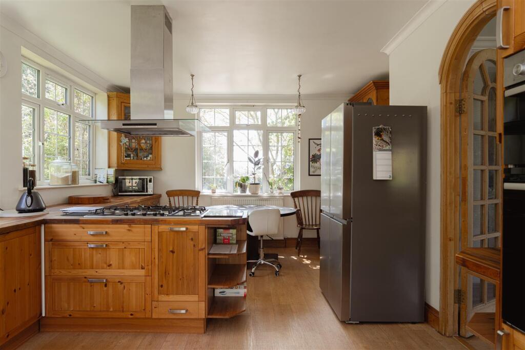 House in Tandridge, Nutfield - View 3