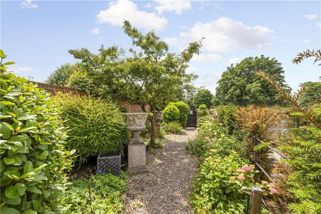 House in London, Wimbledon Village, Raynes Park - More