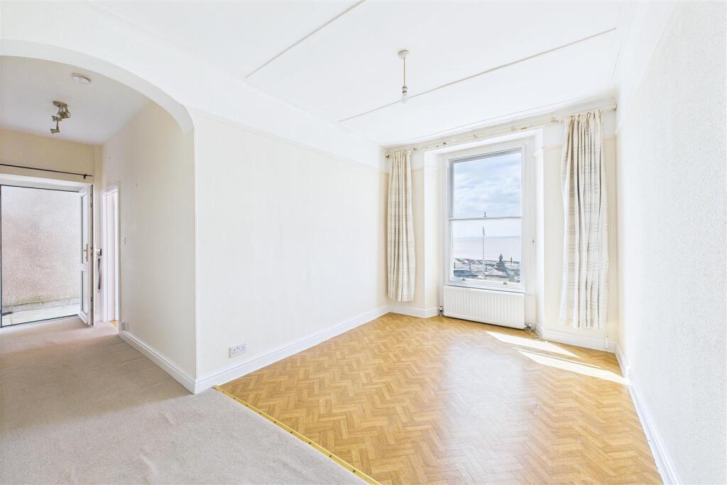 Seafront apartment with balcony in Clevedon photo 3