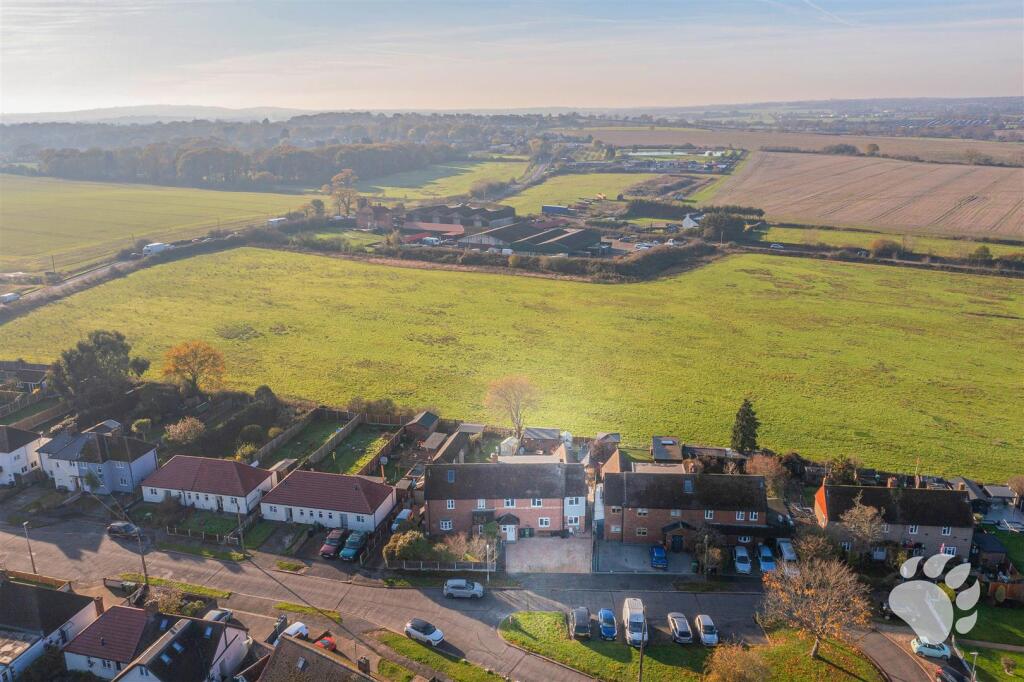 Woolshots Road, Wickford, SS12 photo 4