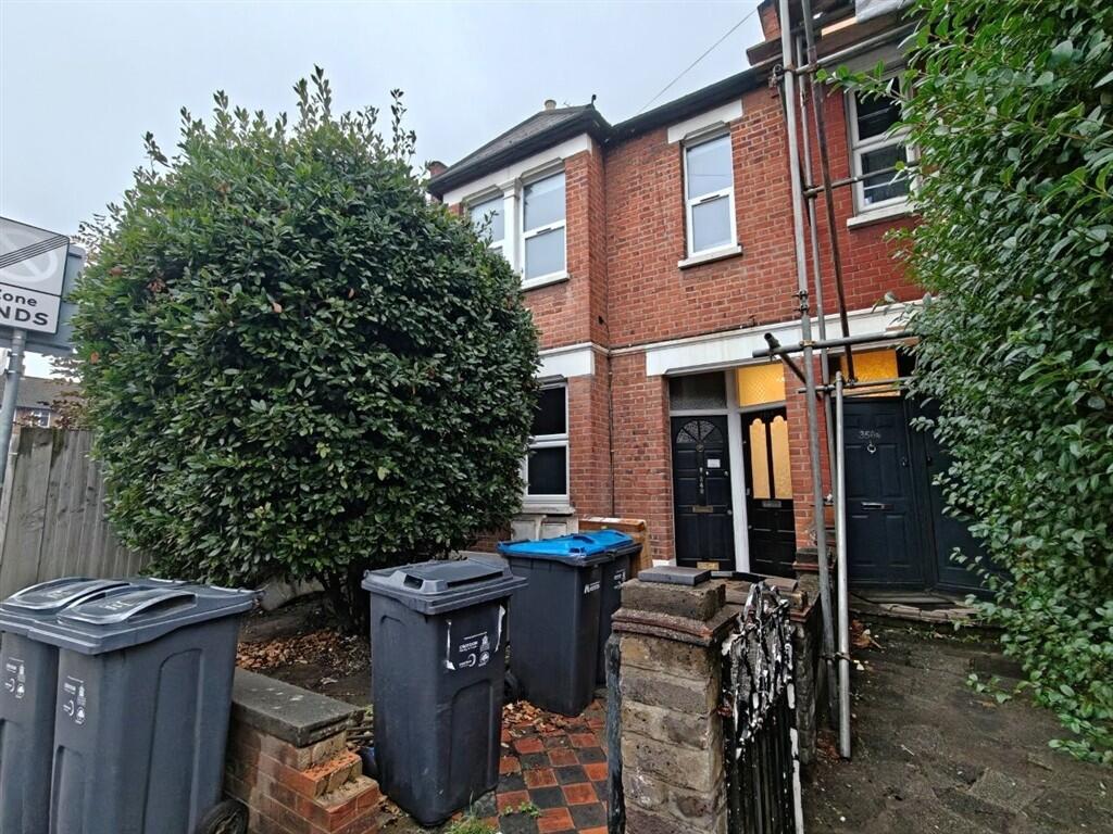1-bed flat on Kingston Road, London, £205,000