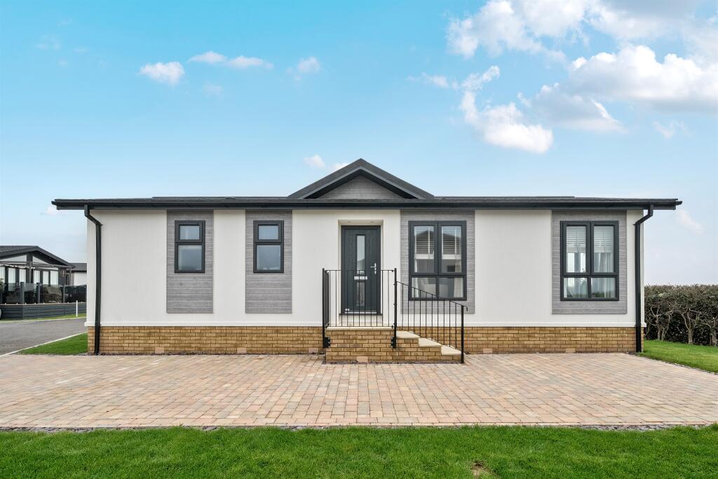 Main image of property: New Lane, Milford On Sea, Lymington