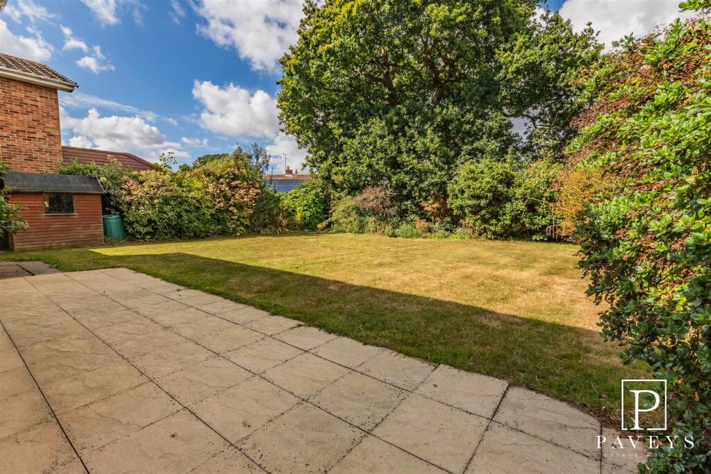 Baynards Crescent, Kirby Cross, Frinton-On-Sea photo 2