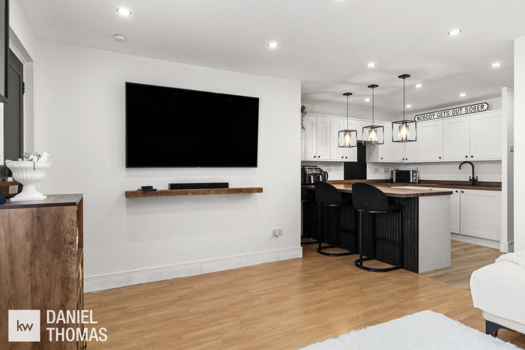 Apartment in Broxbourne, Hertfordshire - View 5