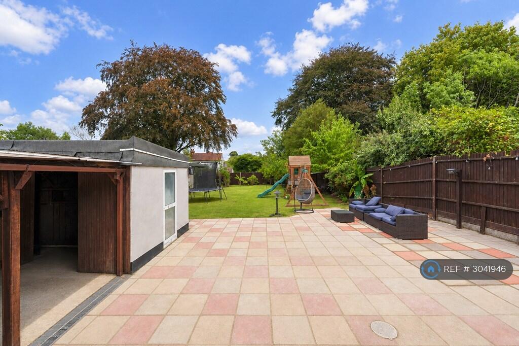 Apartment in Kingston upon Thames - More