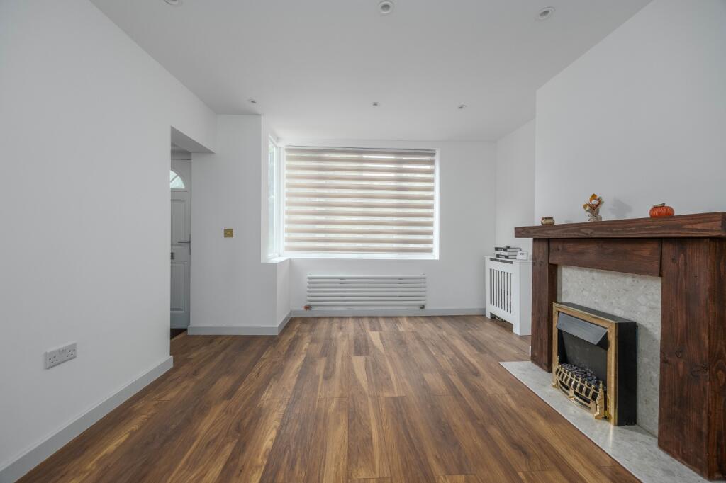 House in Walsall, Ashmore Lake - More