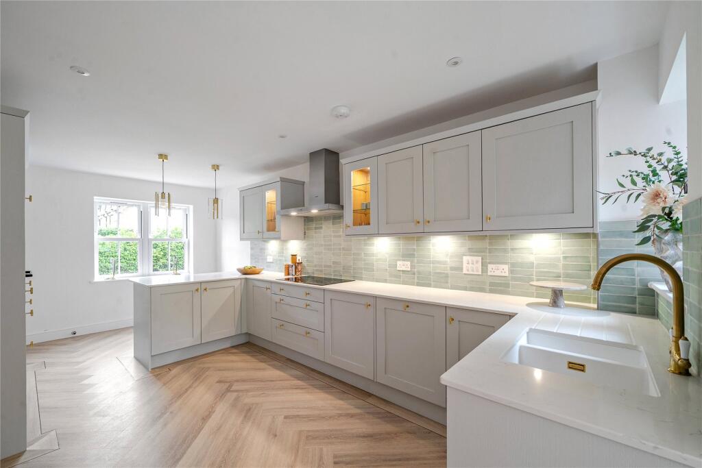 Nursery Grove, Pennington, Lymington, Hampshire, SO41 photo 2