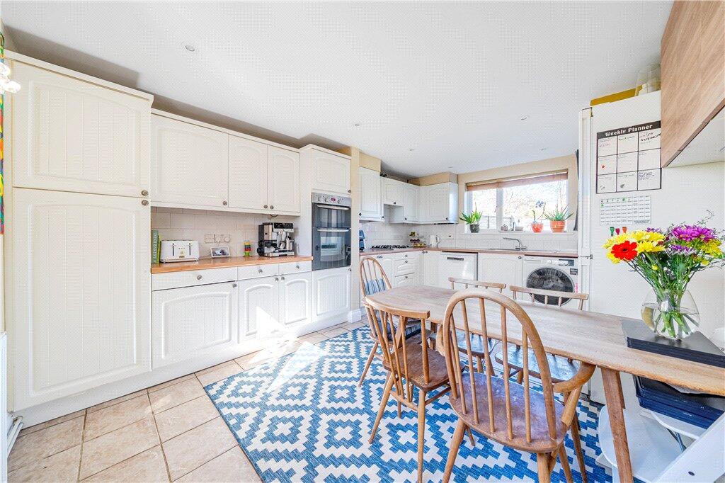 Woodley Close, Romsey, Hampshire photo 4
