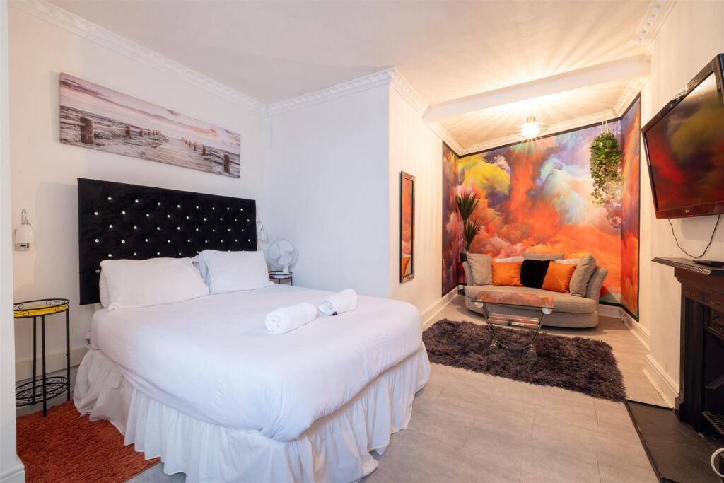 Apartment in Torquay - More