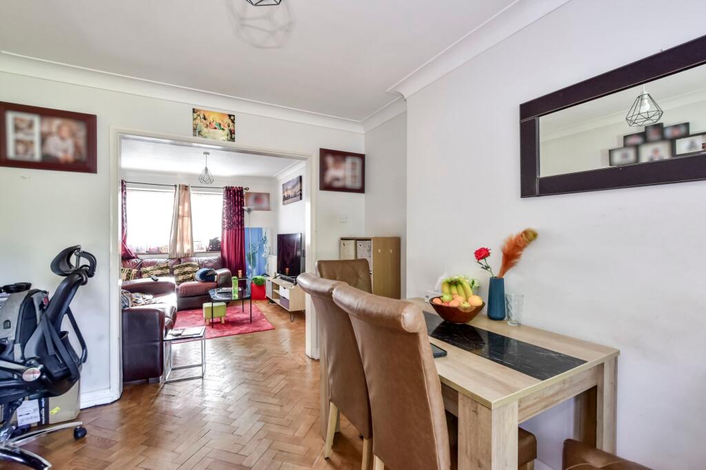 Orchard Avenue, Watford, WD25 photo 4