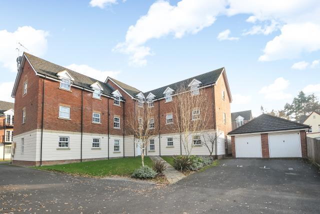 2-bed flat on Mandarin Drive, Newbury, £180,000