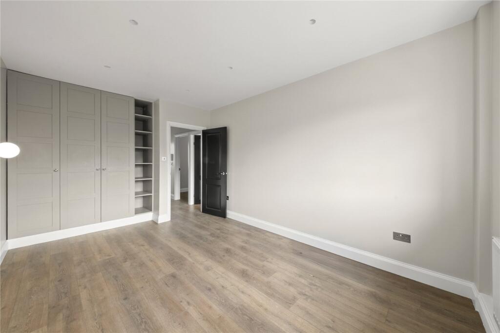 Apartment in London, Ruislip Gardens Retail - View 3