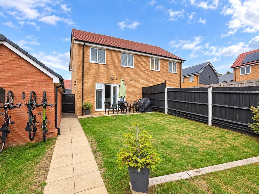 House in Basingstoke, The Fairways, Kempshott Park - More