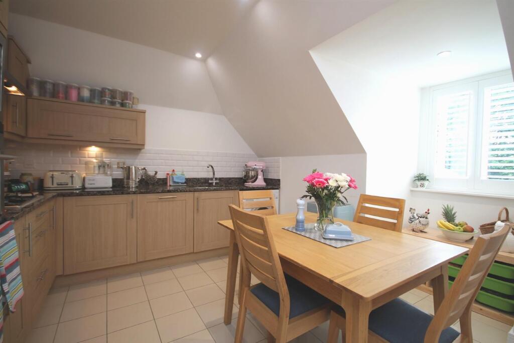 Apartment in Mole Valley, Leatherhead - More