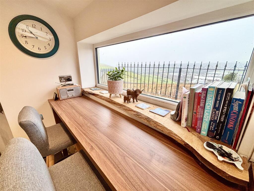 Ambler Thorn, Queensbury, Bradford – pohled 6