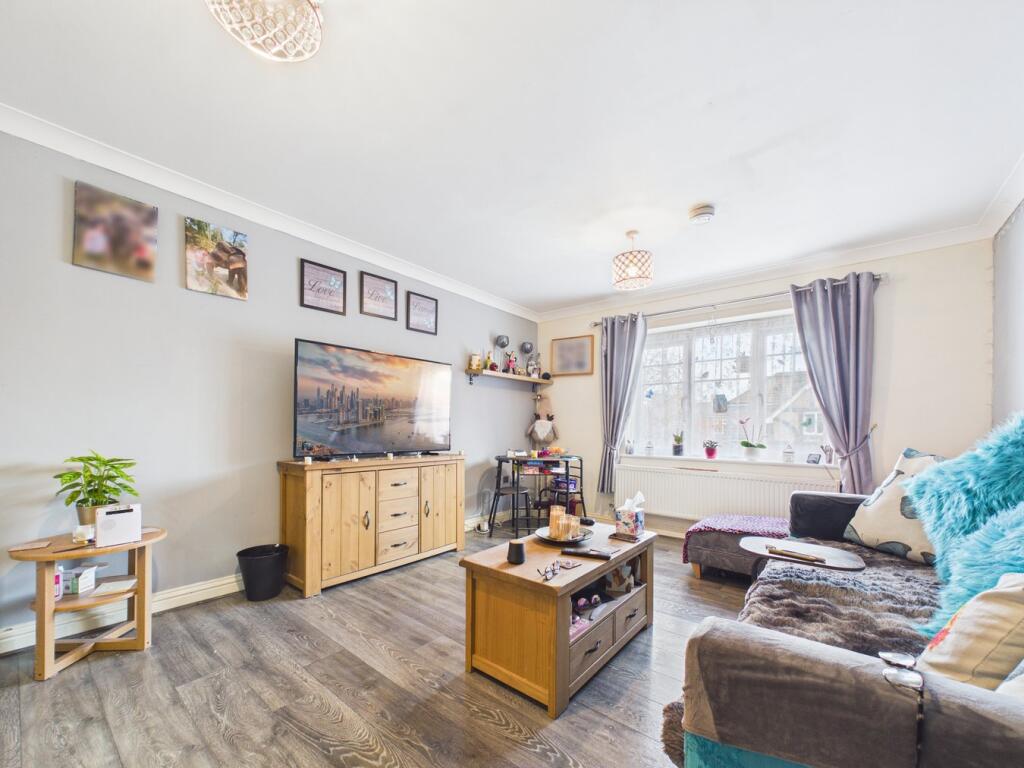 Main image of property: Ashdene Gardens, Reading, RG30