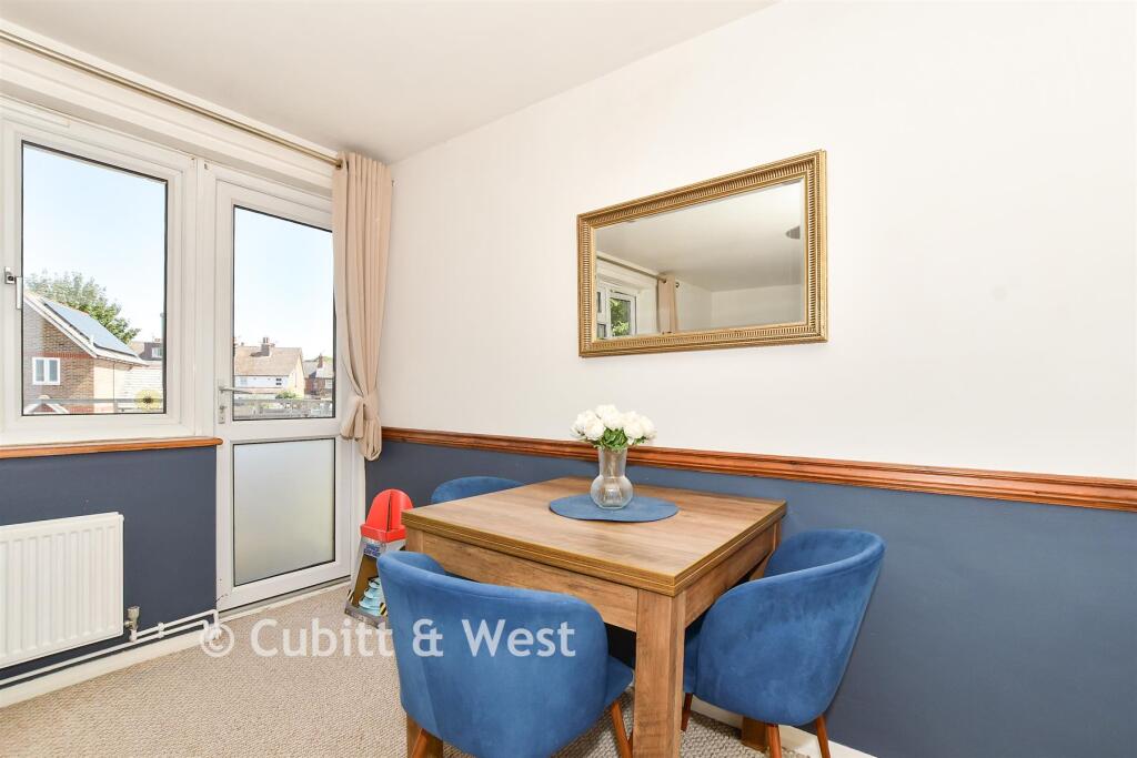 Apartment in Horsham, West Sussex - More