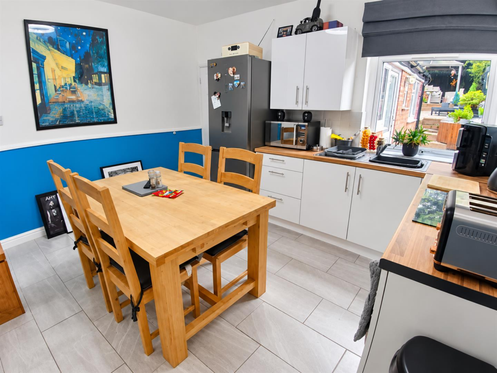 House in Nuneaton and Bedworth, Warwickshire - More