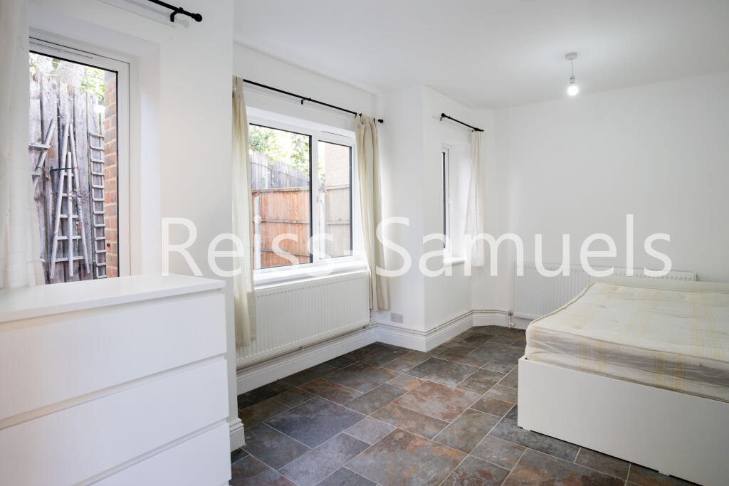 6 bedroom semi-detached house for rent