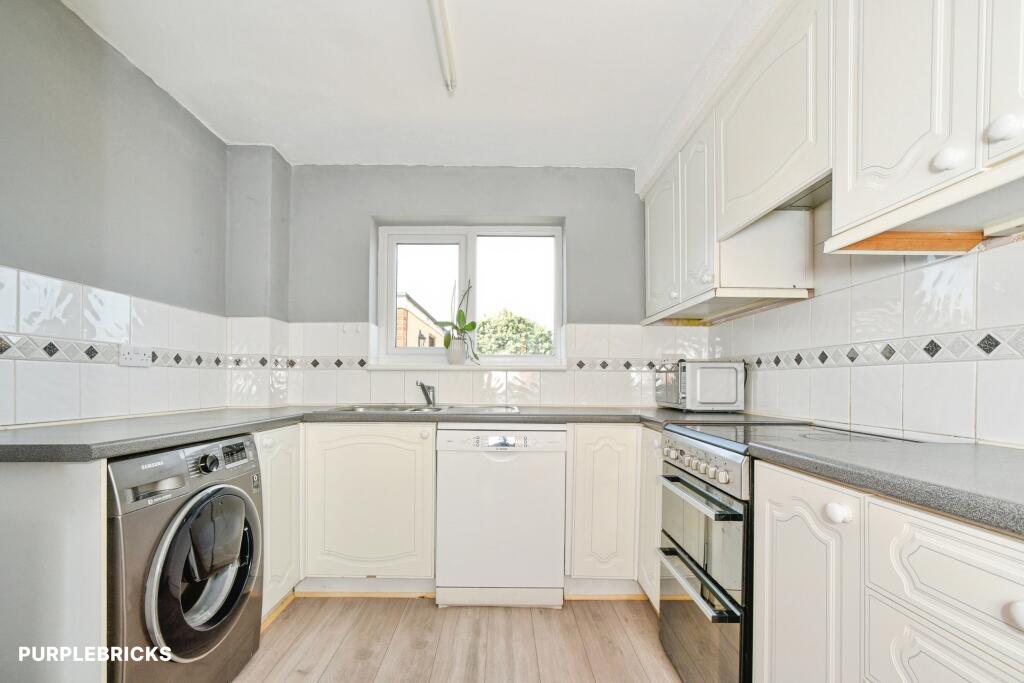 House in Swindon, Greenmeadow, Haydon Wick - More