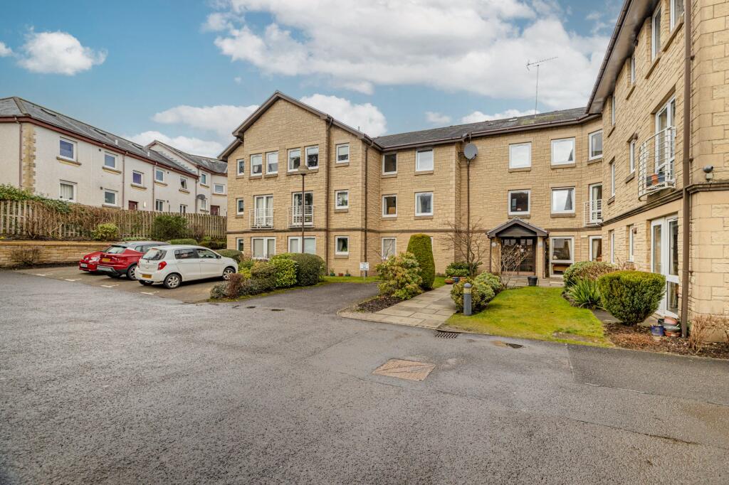 1-bed flat on Main Street, Milngavie, Glasgow, East Dunbartonshire, £135,000