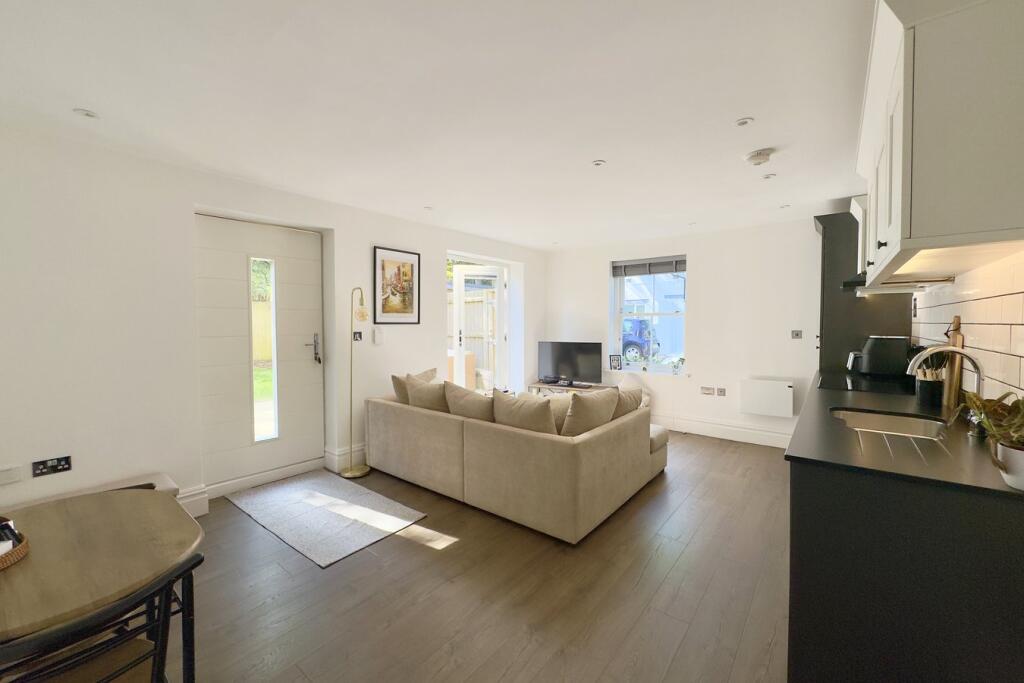 Christchurch Road, Bournemouth, BH1 - View 2