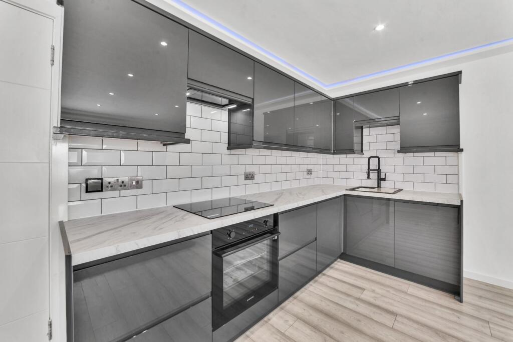 Apartment in Spelthorne, Surrey - More