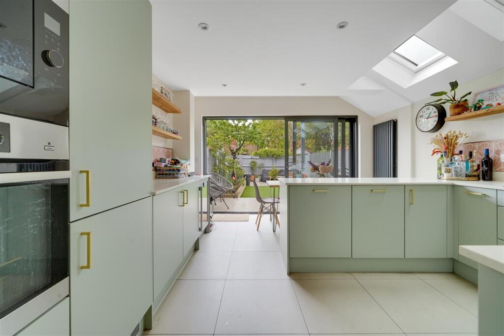 House in Twickenham - More