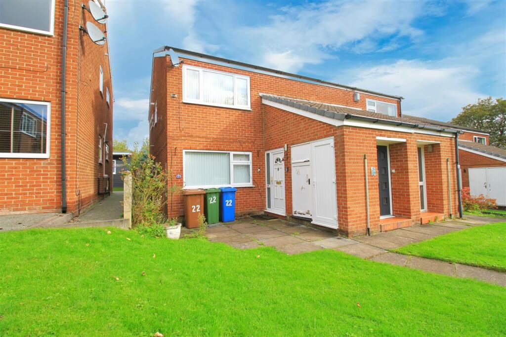 2-bed house on The Winnows, Denton, Manchester, £130,000