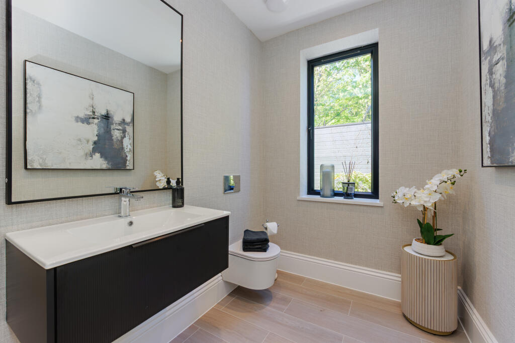 House in Radlett, Battlers Green, Aldenham - More